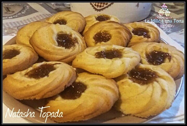 BISCOTTI DI FROLLA MONTATA CON CUORE DI MARMELLATA