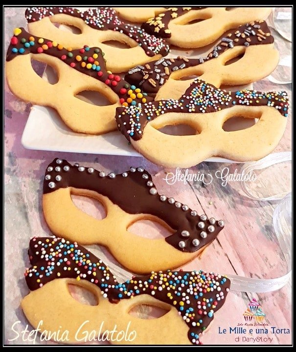 MASCHERE DI CARNEVALE - golosi biscotti di frolla e cioccolato