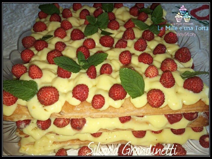 MILLEFOGLIE CON CREMA ALLA VANIGLIA E FRAGOLINE DI BOSCO