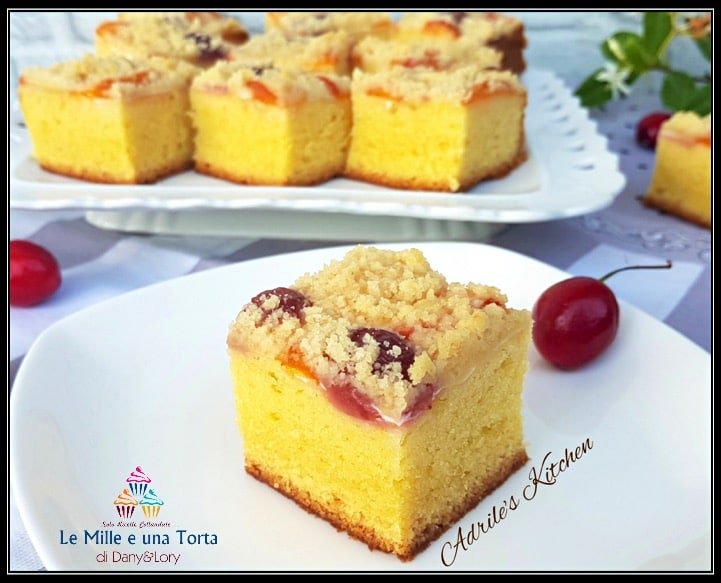 TORTA SOFFICE CILIEGIE E ALBICOCCHE CON CRUMBLE CROCCANTE E CUORE ALLO YOGURT