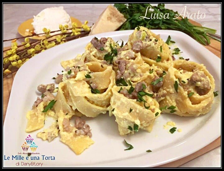 TAGLIATELLE FATTE IN CASA CON RICOTTA, SALSICCIA E ZAFFERANO