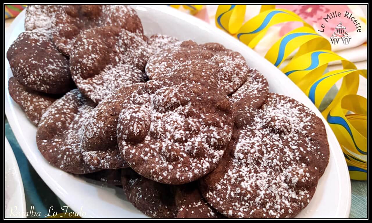 chiacchiere al cacao: croccanti, profumate e piene di bolle