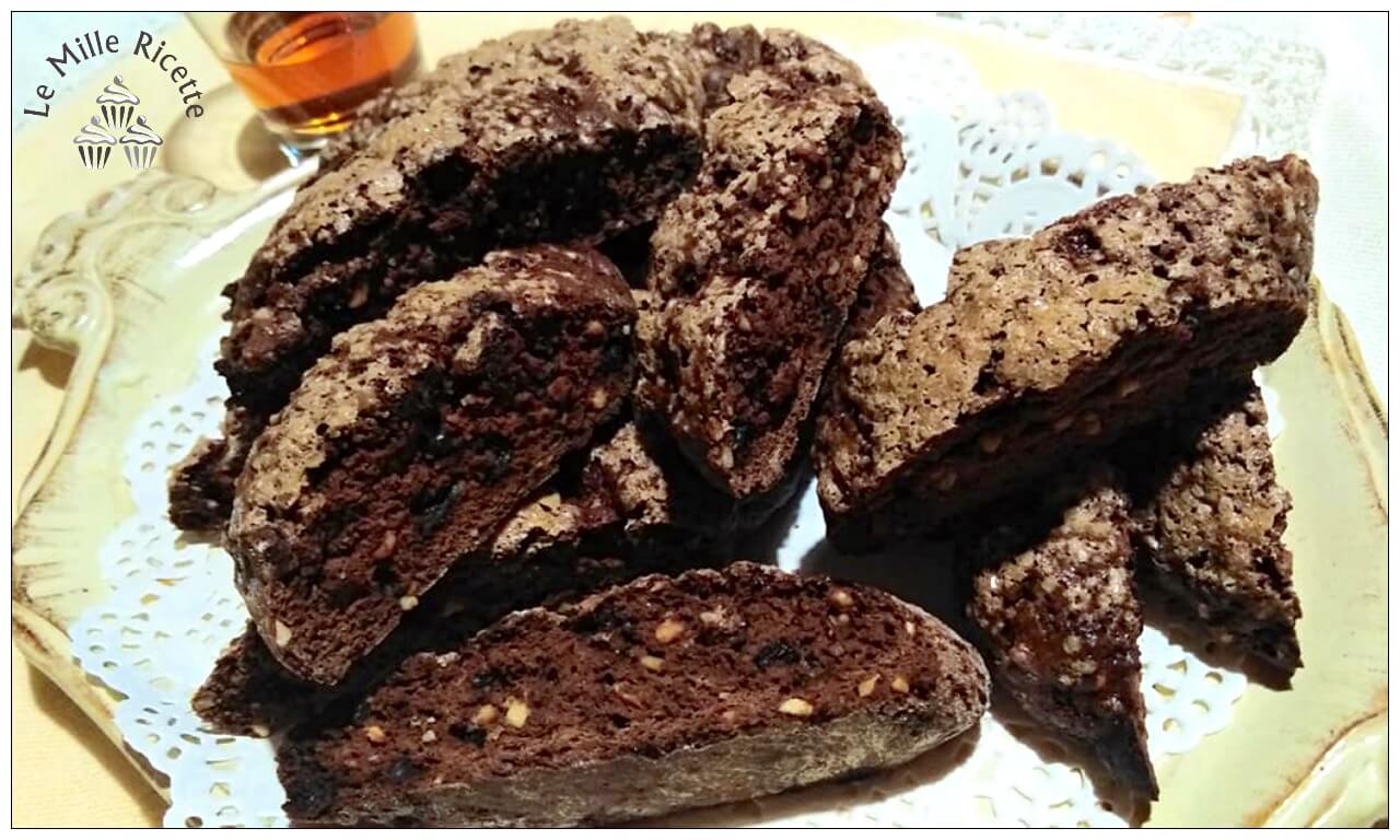 cantucciotti al cacao con gocce di cioccolato e nocciole, ottimi da inzuppare