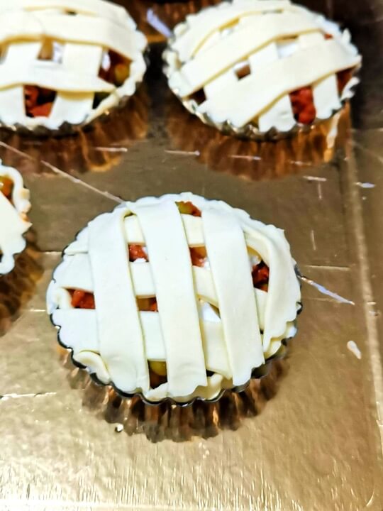 crostatine di pasta sfoglia con ragu e mozzarell 2 crostatine di pasta sfoglia con ragù e mozzarell 2