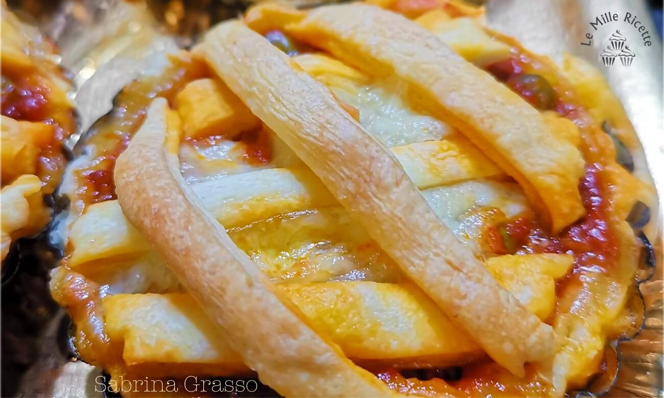 crostatine di pasta sfoglia con ragù e mozzarella