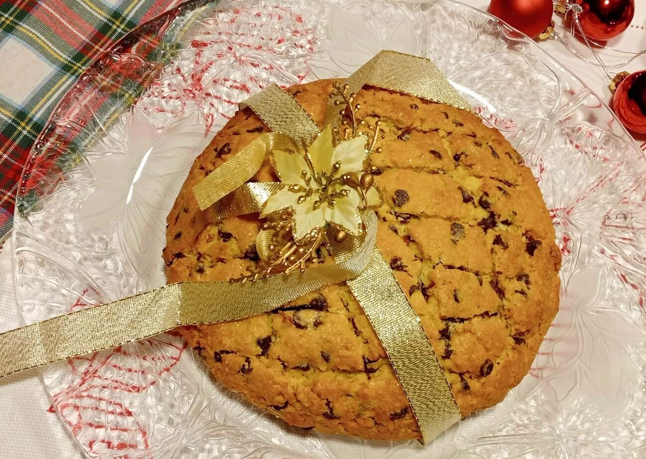 Pandolce con gocce di cioccolato e mandorle