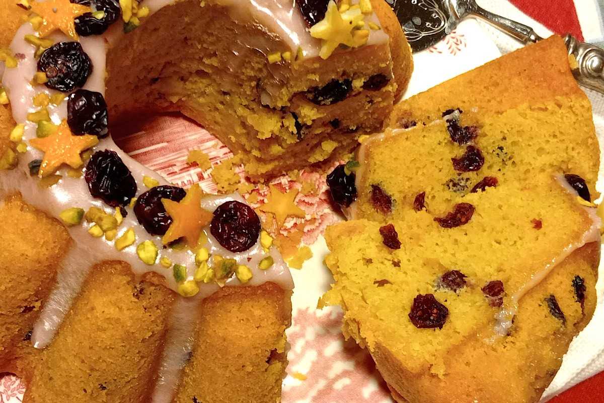 ciambellone tagliato con mirtilli