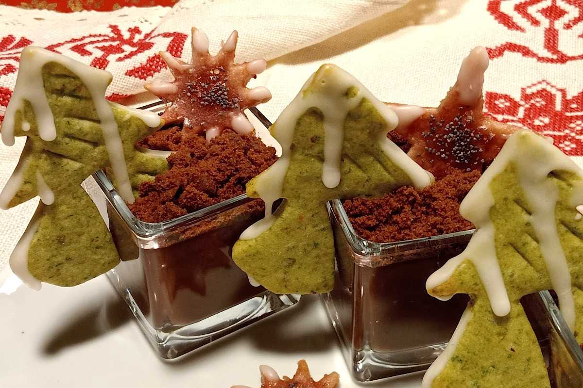 dessert in coppetta con abeti di pasta frolla