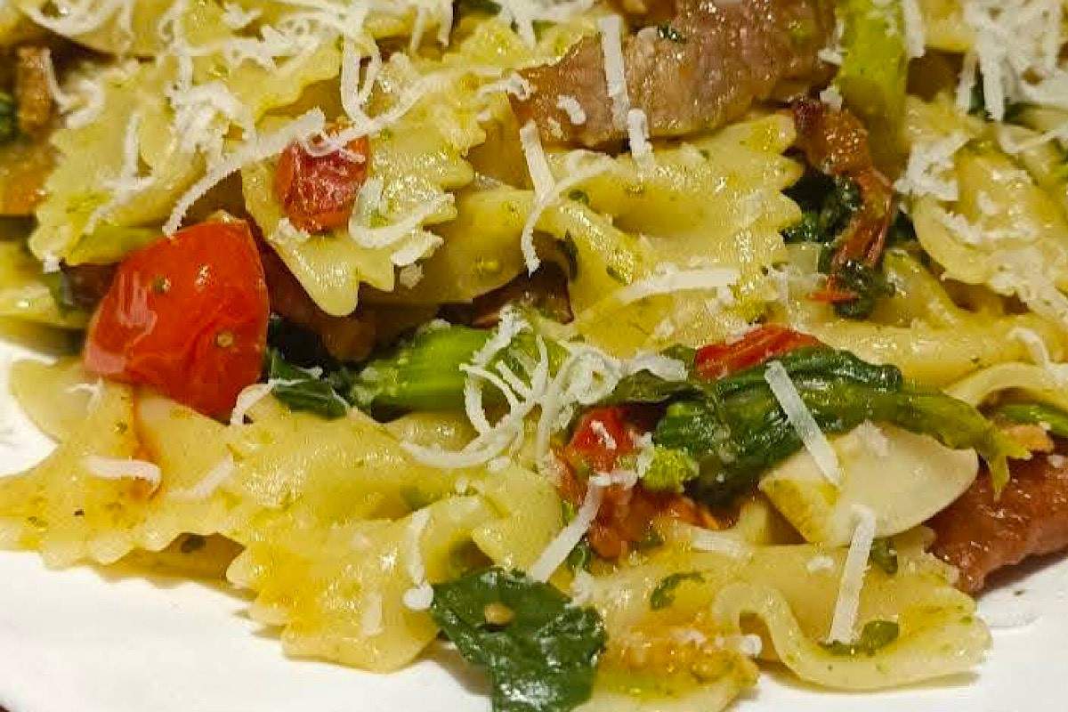 farfalle farfalle con pomodori e broccoli