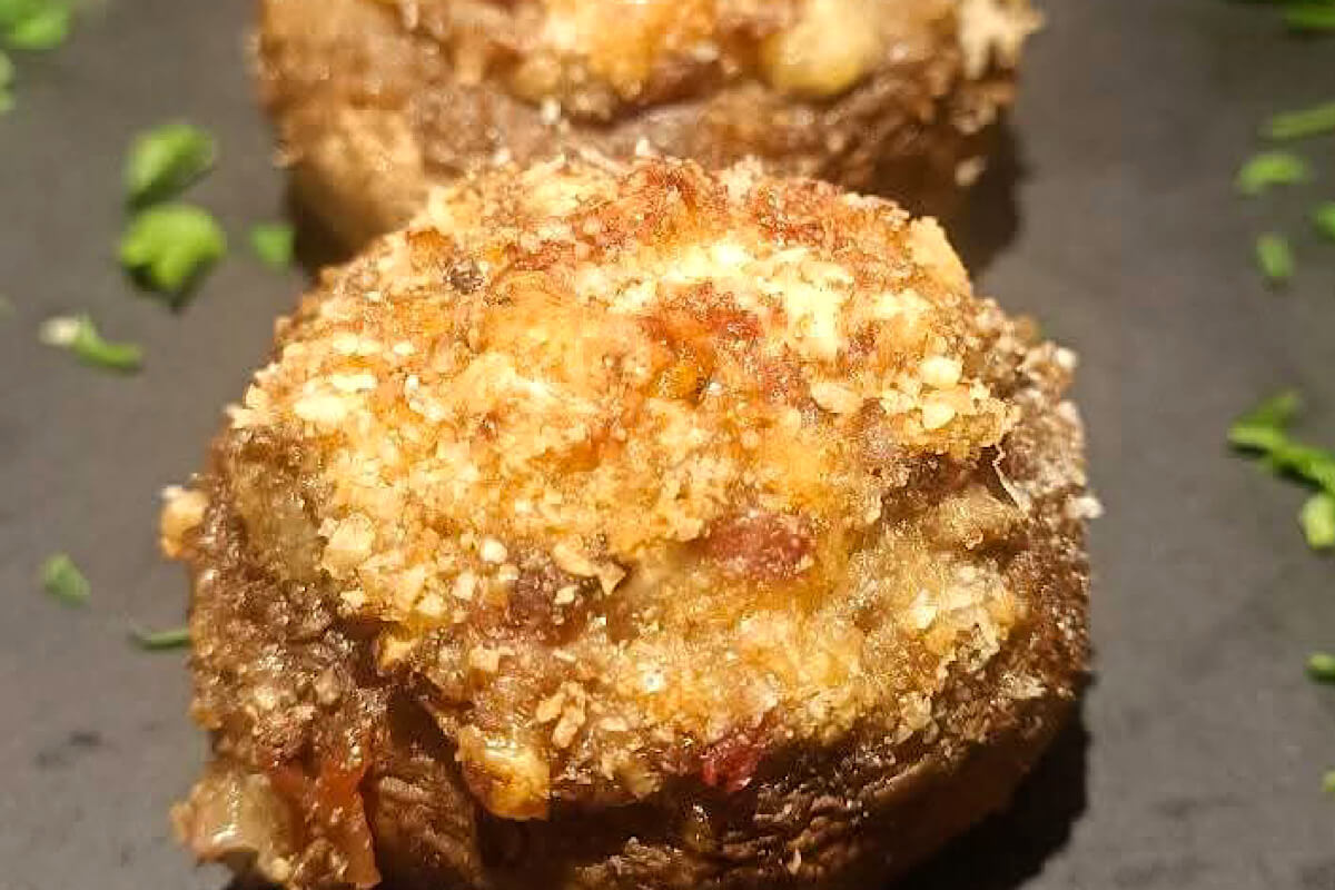 Funghi ripieni con speck e montasio
