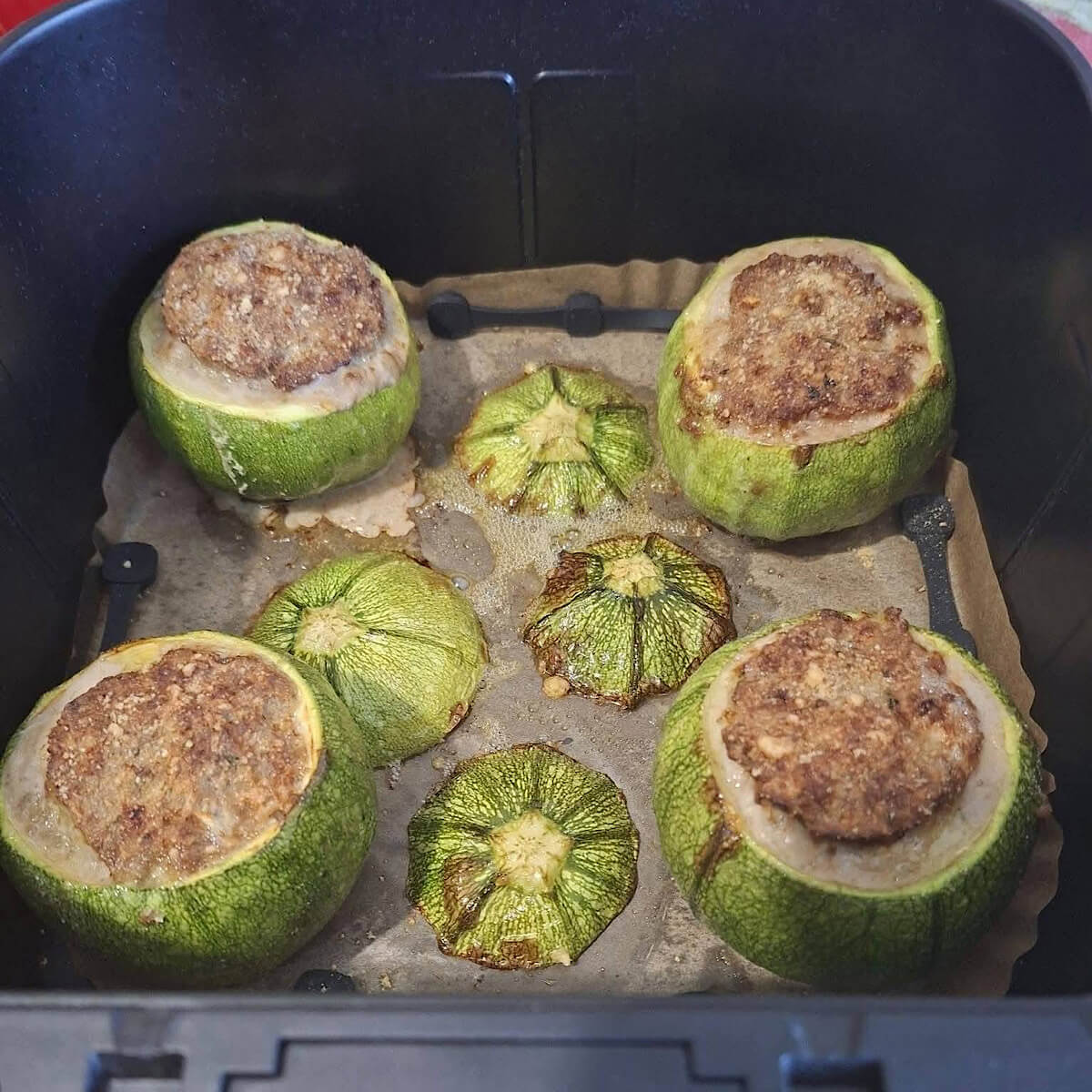 Zucchine tonde ripiene con carne macinata in friggitrice ad aria