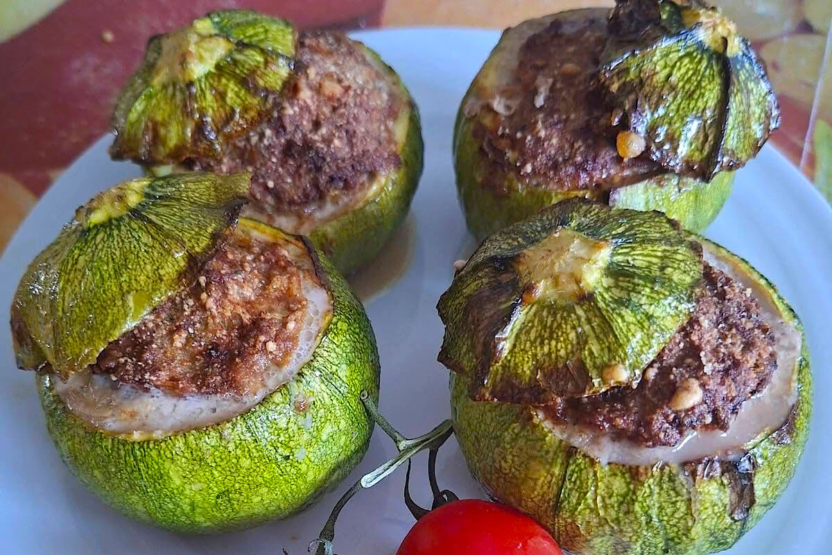 Zucchine tonde ripiene con carne macinata in friggitrice ad aria