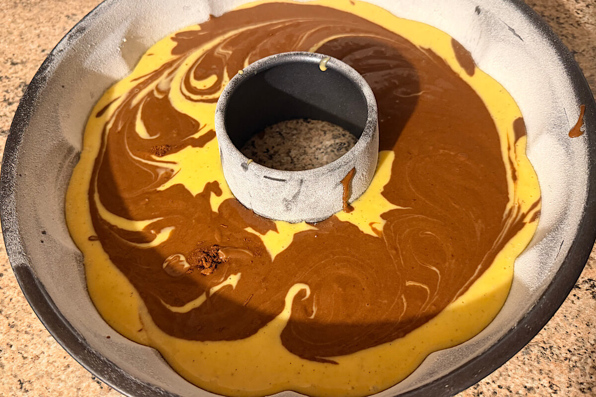 Ciambellone bicolore alle albicocche con e senza Bimby