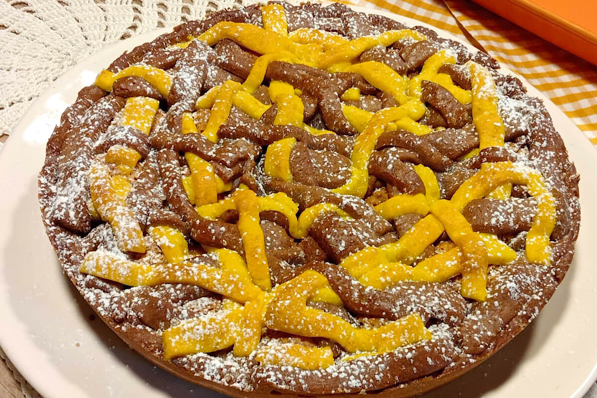 Crostata con frolla al cacao e crema di albicocche e amaretti