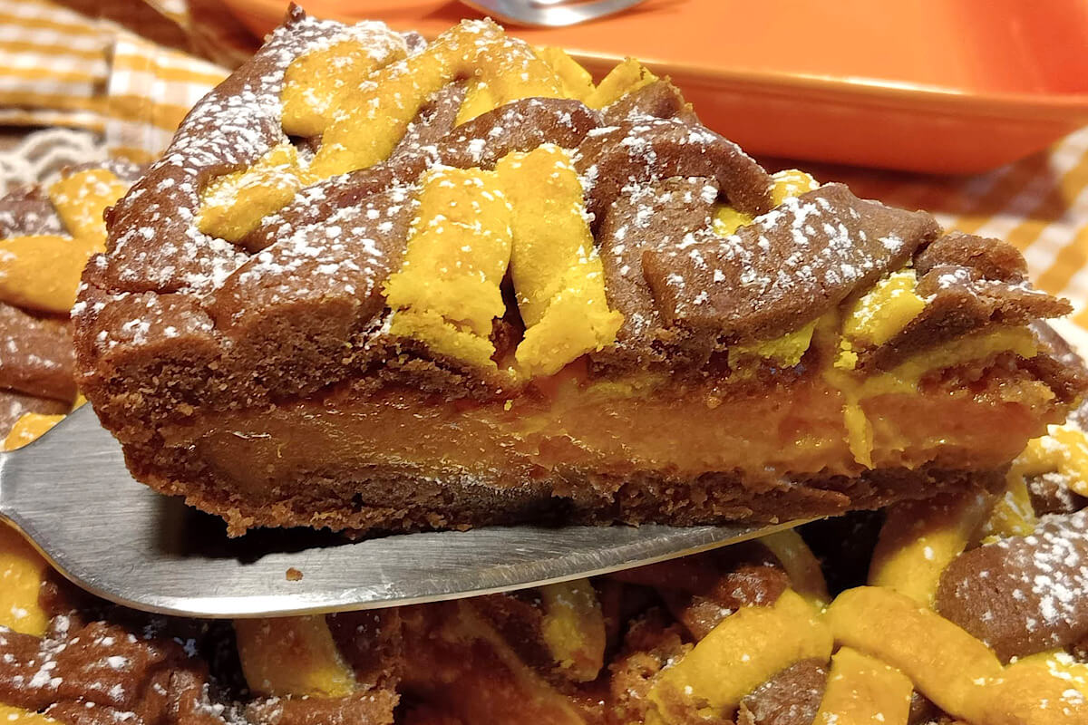 Crostata con frolla al cacao e crema di albicocche e amaretti