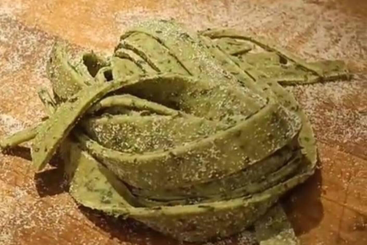 Fettuccine al basilico in salsa di melanzane 1 Fettuccine al basilico in salsa di melanzane