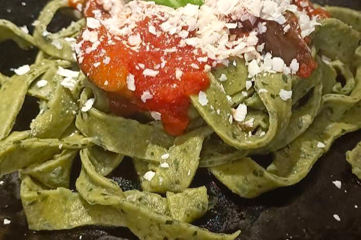 Fettuccine al basilico in salsa di melanzane
