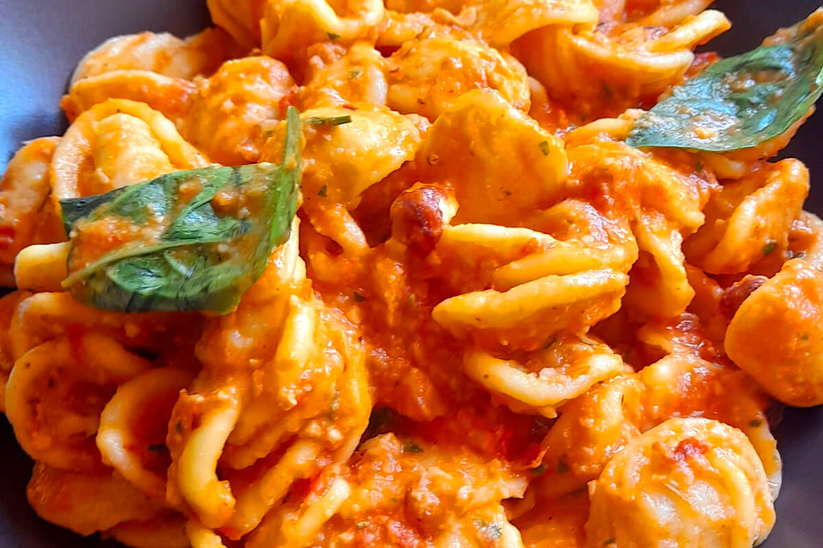 Pasta con crema di pomodori arrosto e nocciole