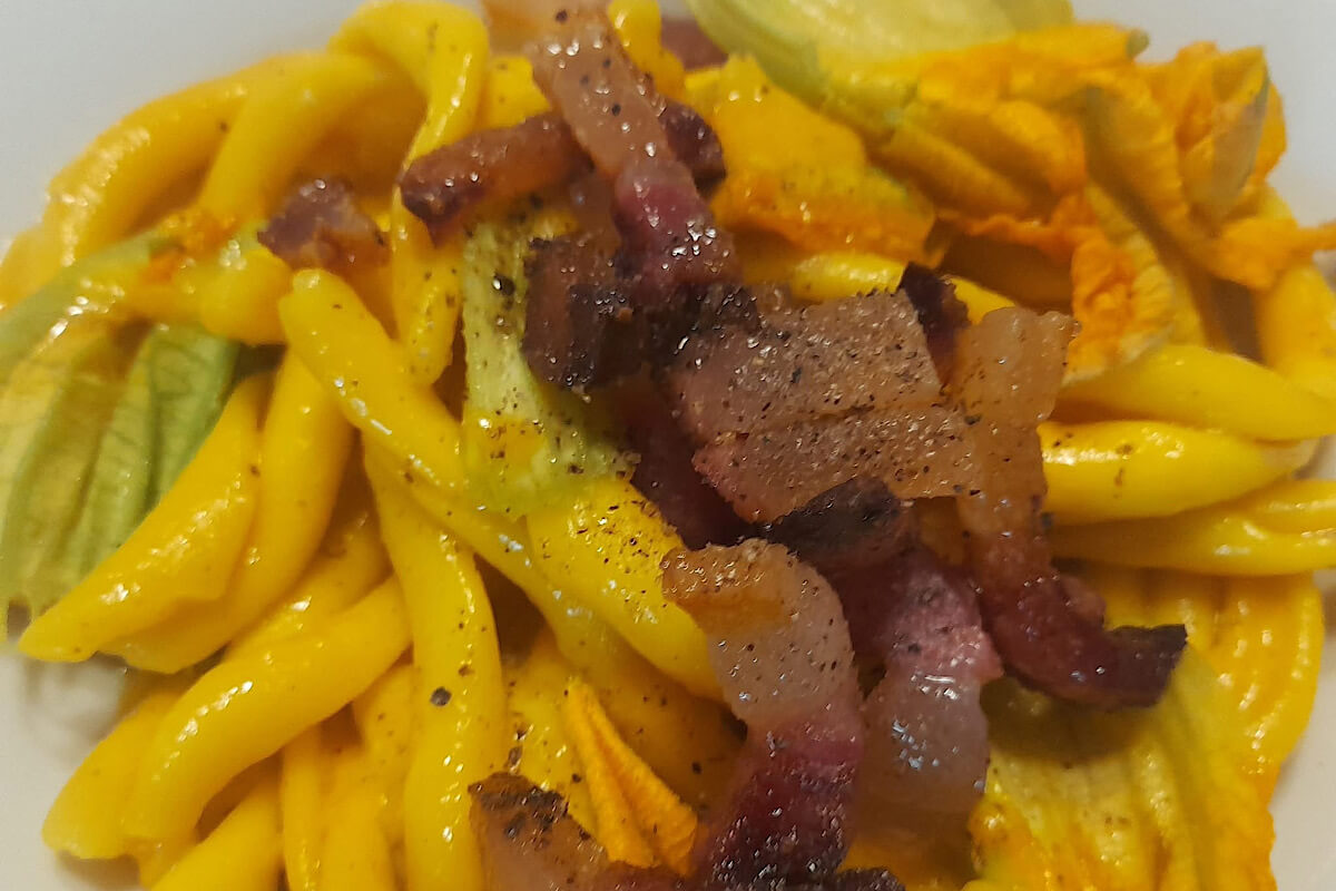 Pasta con guanciale croccante, zafferano e fiori di zucca