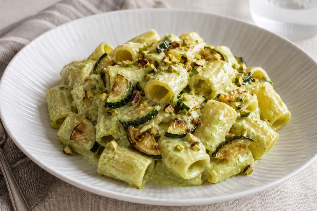 pasta cremosa con zucchine, pistacchi e Philadelphia