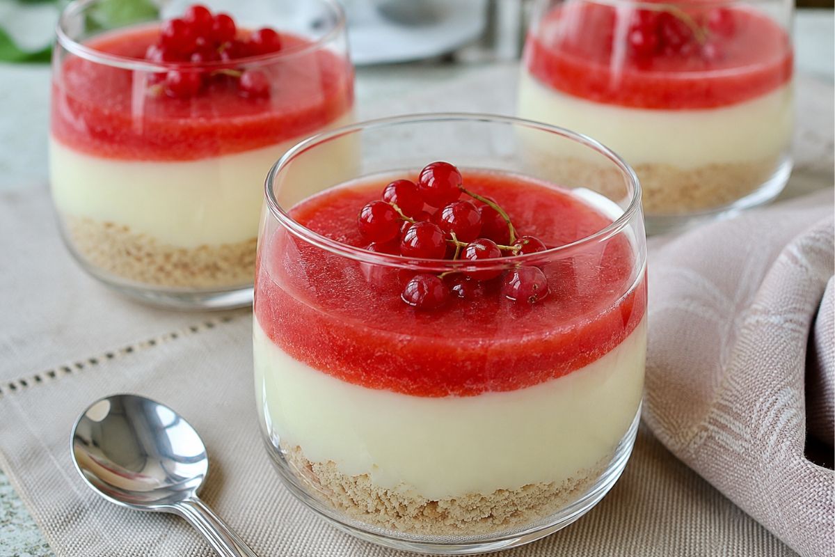 Bicchieri con crema al limone, coulis di fragole e biscotti con il Bimby