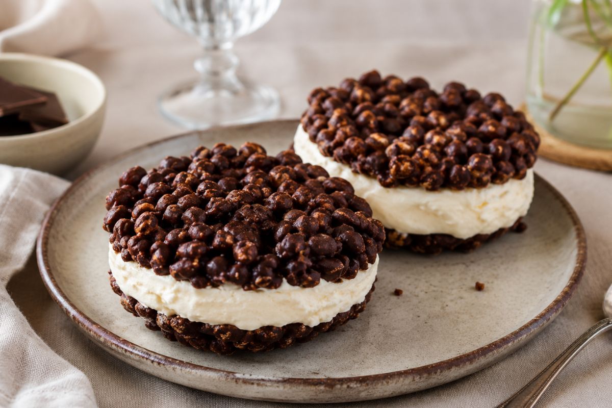 Gelati biscotto con farro soffiato, cioccolato fondente e yogurt greco