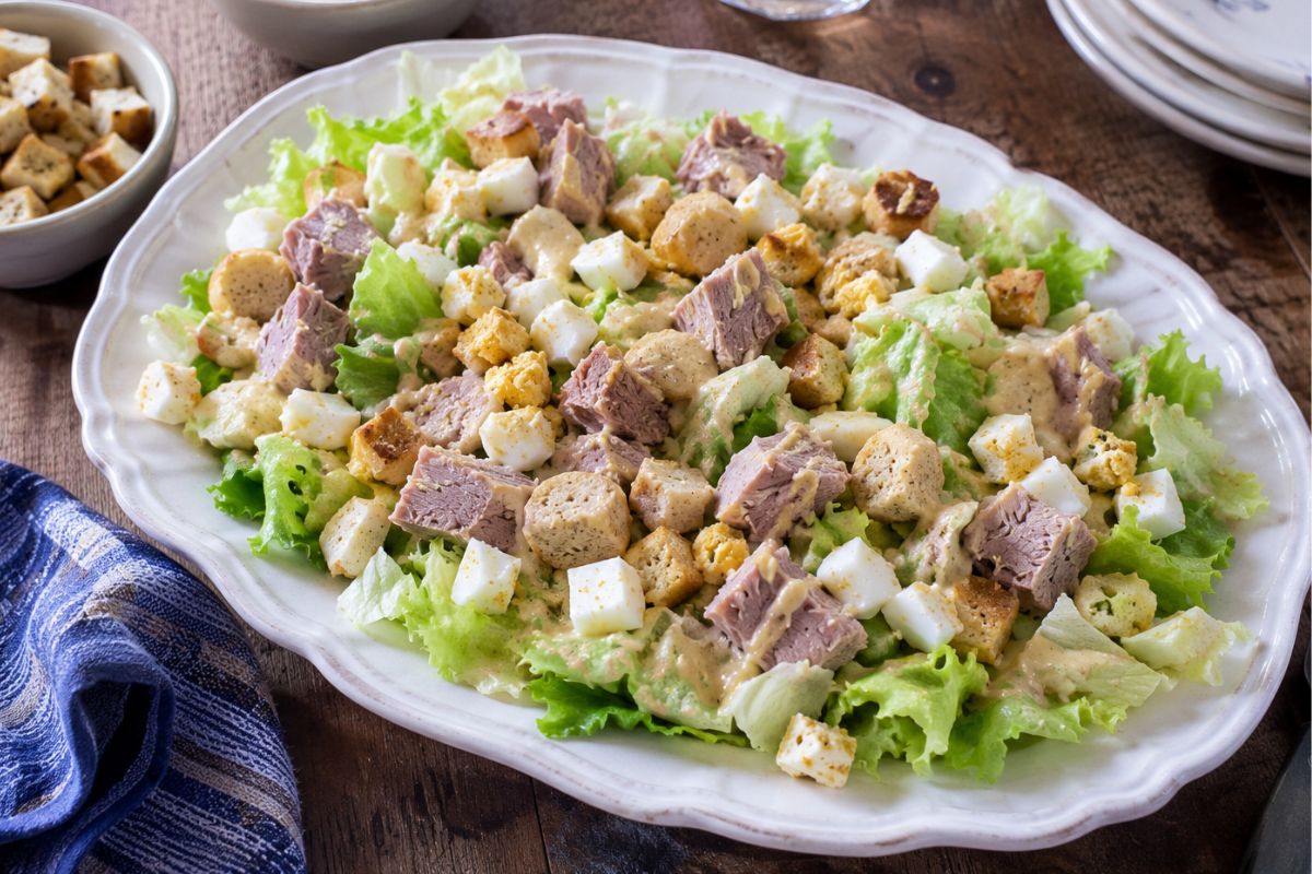 Insalata di tonno fresco al Varoma con uova, lattuga e salsa saporita