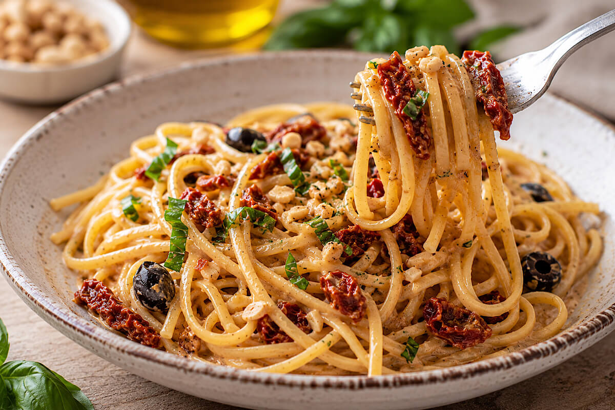Linguine con crema di mandorle, pomodorini secchi e basilico