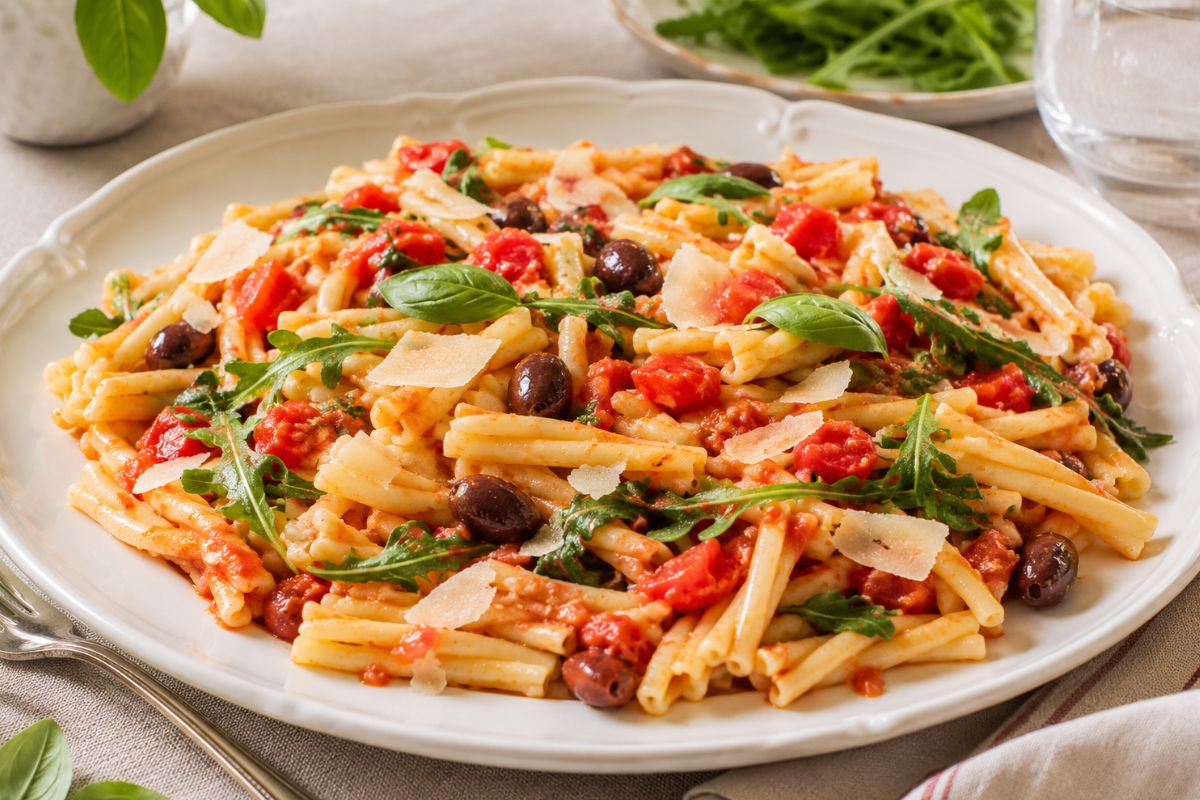 Pasta fredda con crema di datterini, rucola e olive
