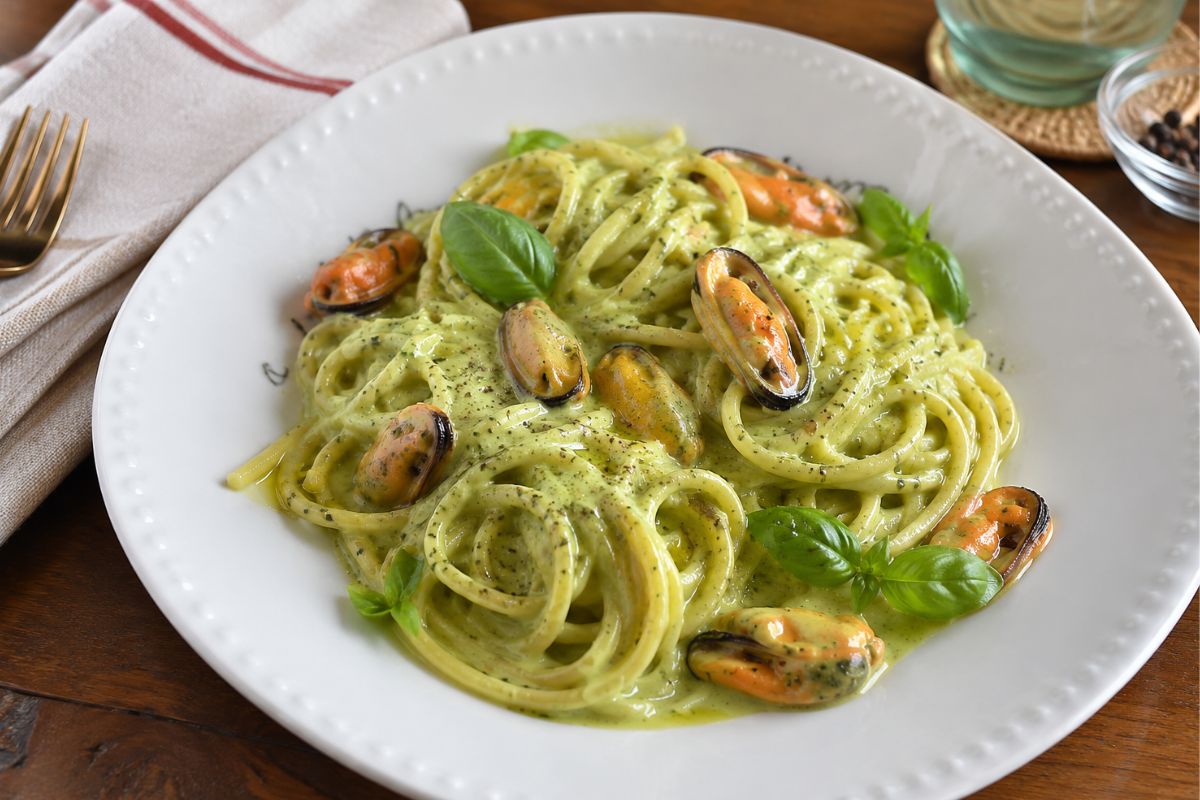 Spaghetti con cozze e crema di patate al basilico