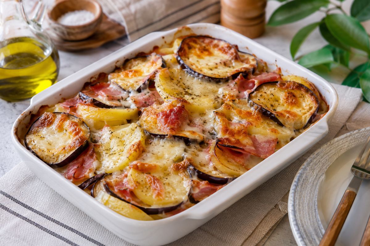 Teglia di patate, melanzane, prosciutto e mozzarella