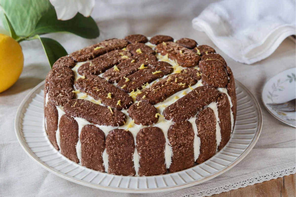 Torta fredda con Pavesini al cacao, yogurt greco e crema al limone