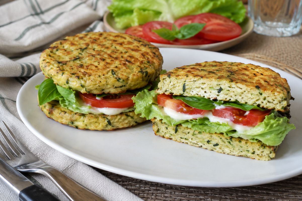 Burger di pollo e zucchine con farcitura fresca