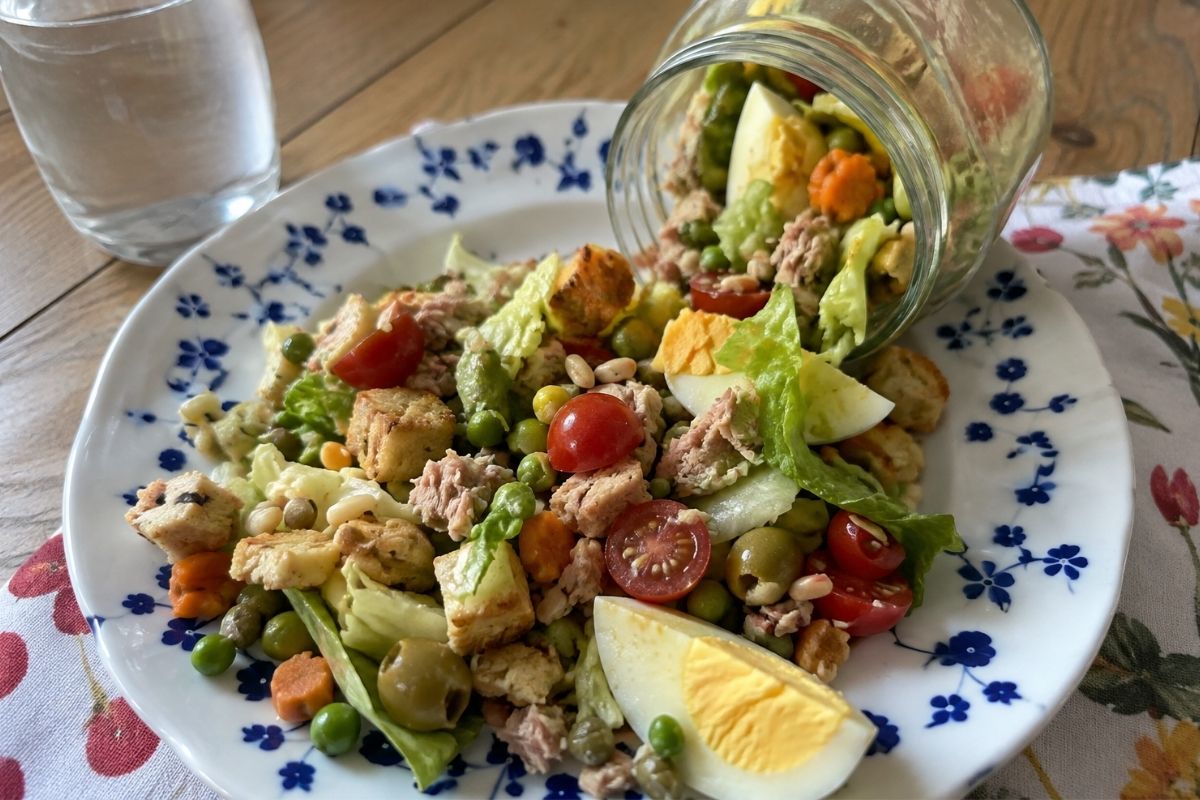 Insalata in barattolo con tonno, uova e verdure