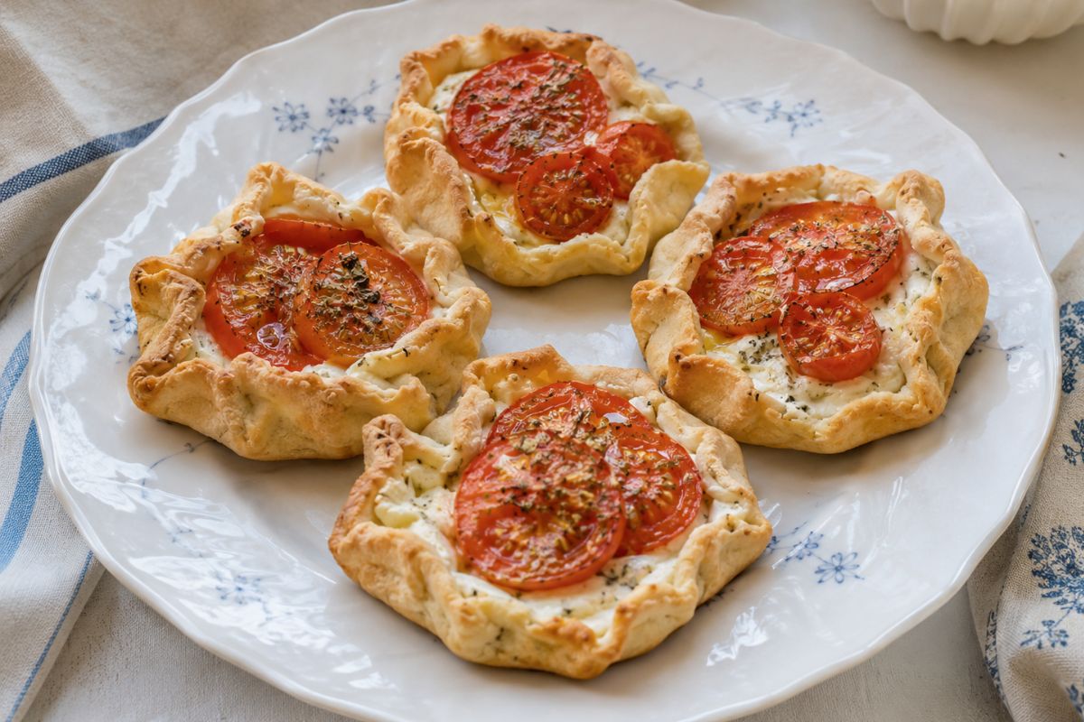 Mini galette senza glutine con ricotta e pomodori in friggitrice ad aria