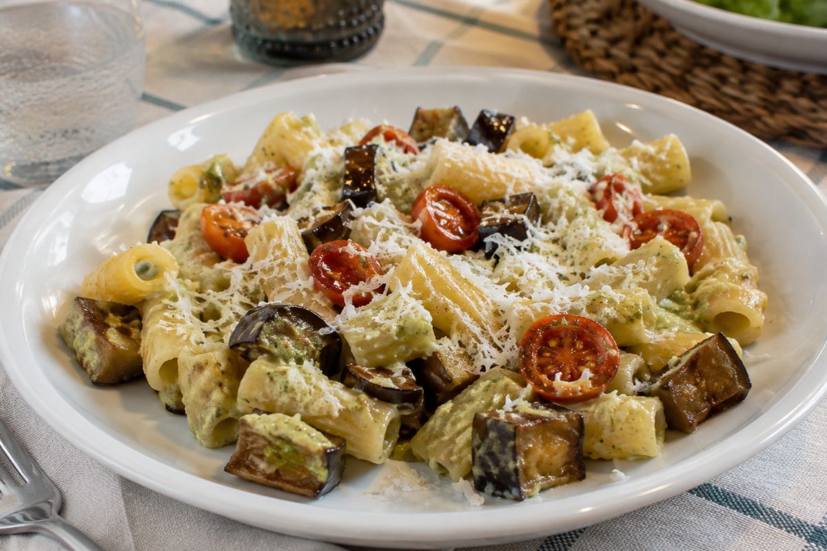 Pasta con melanzane, pomodorini e salsa al basilico