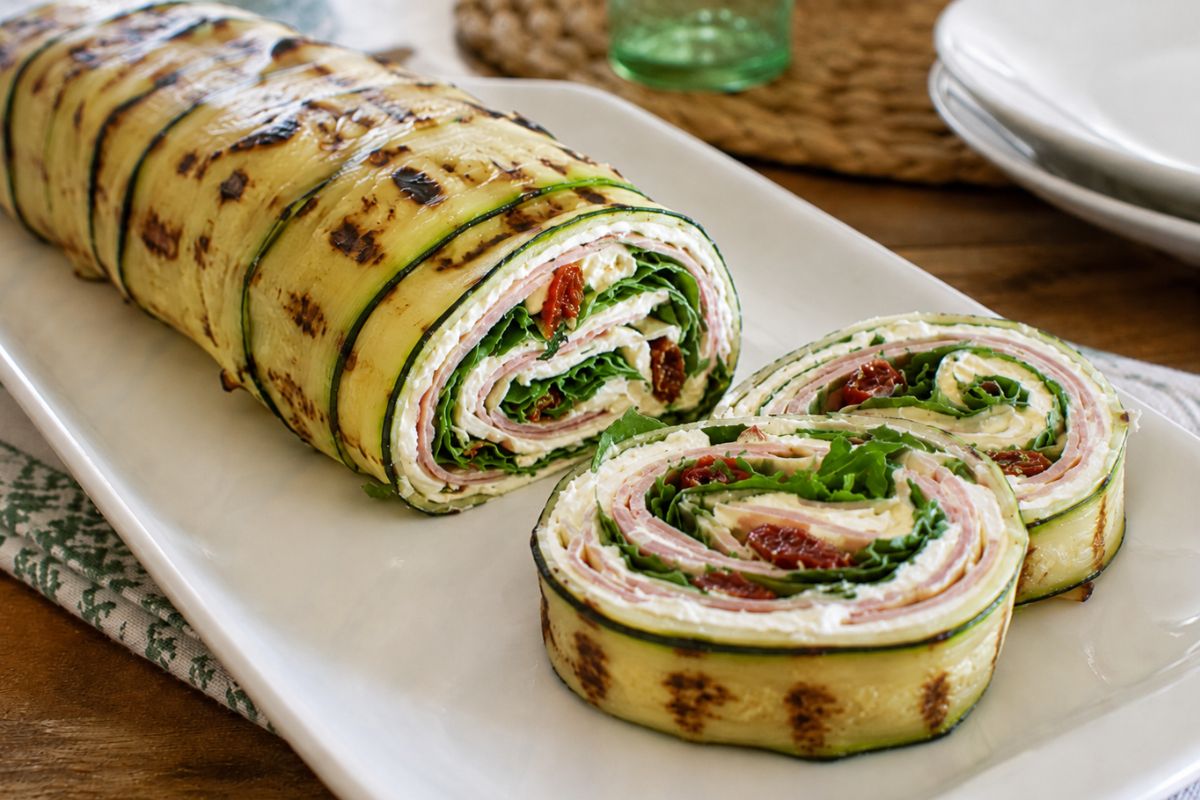 Rotolo di zucchine grigliate con prosciutto, rucola e pomodori secchi