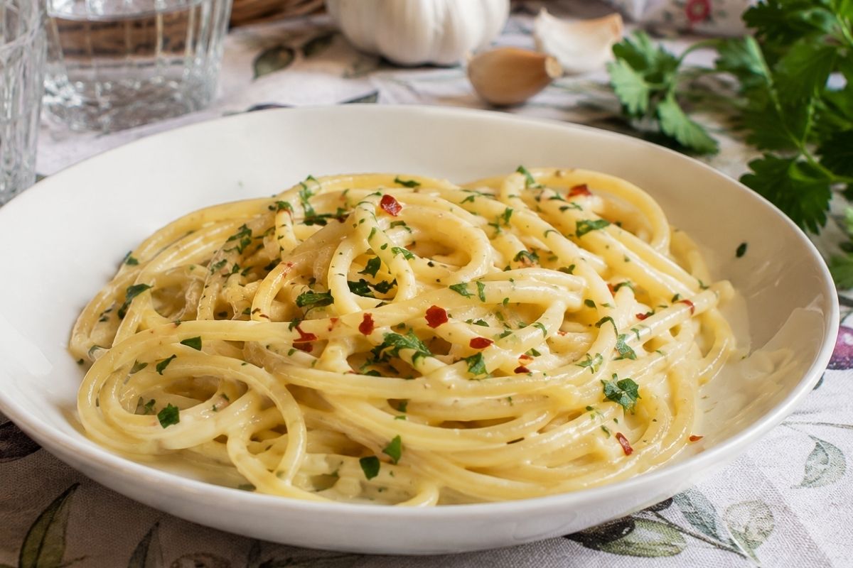 Spaghettoni con crema d’aglio dolce e peperoncino