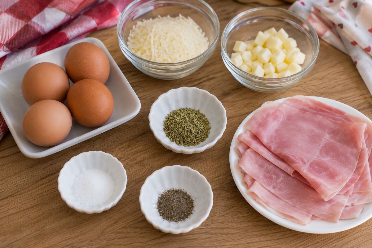 Toast di frittata con prosciutto e formaggio filante in friggitrice ad aria, ingredienti