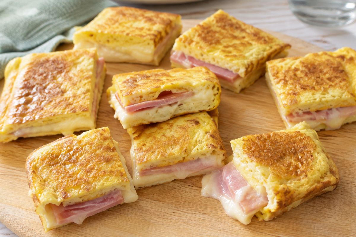 Toast di frittata con prosciutto e formaggio filante in friggitrice ad aria