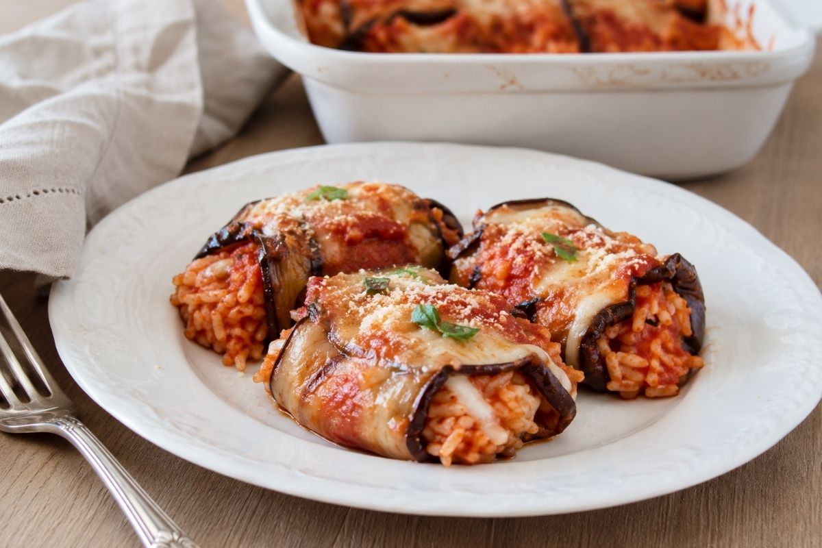 Involtini di melanzane con riso al pomodoro e formaggio