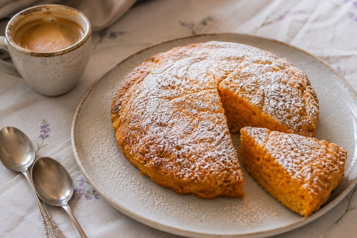 Torta di carote allo yogurt senza zucchero e senza olio in friggitrice ad aria