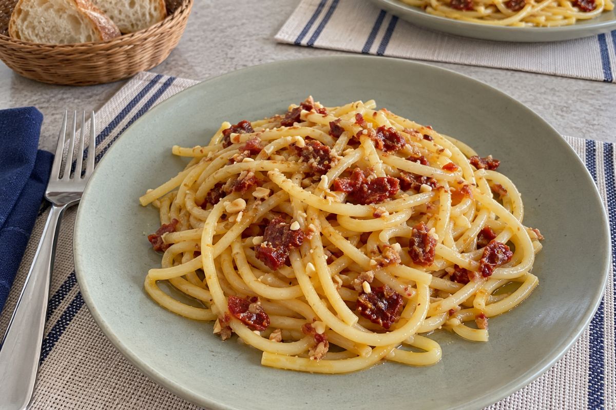 Pasta con pomodori secchi mandorle e alici con il Bimby