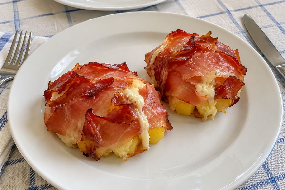 Scrigni di patate, speck e formaggio in friggitrice ad aria
